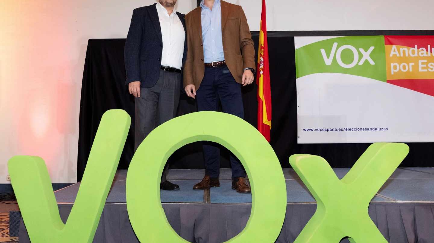 El presidente de Vox, Santiago Abascal, y el candidato a la presidencia de la Junta de Andalucía, Francisco Serrano.