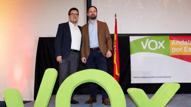 El presidente de Vox, Santiago Abascal, y el candidato a la presidencia de la Junta de Andalucía, Francisco Serrano.