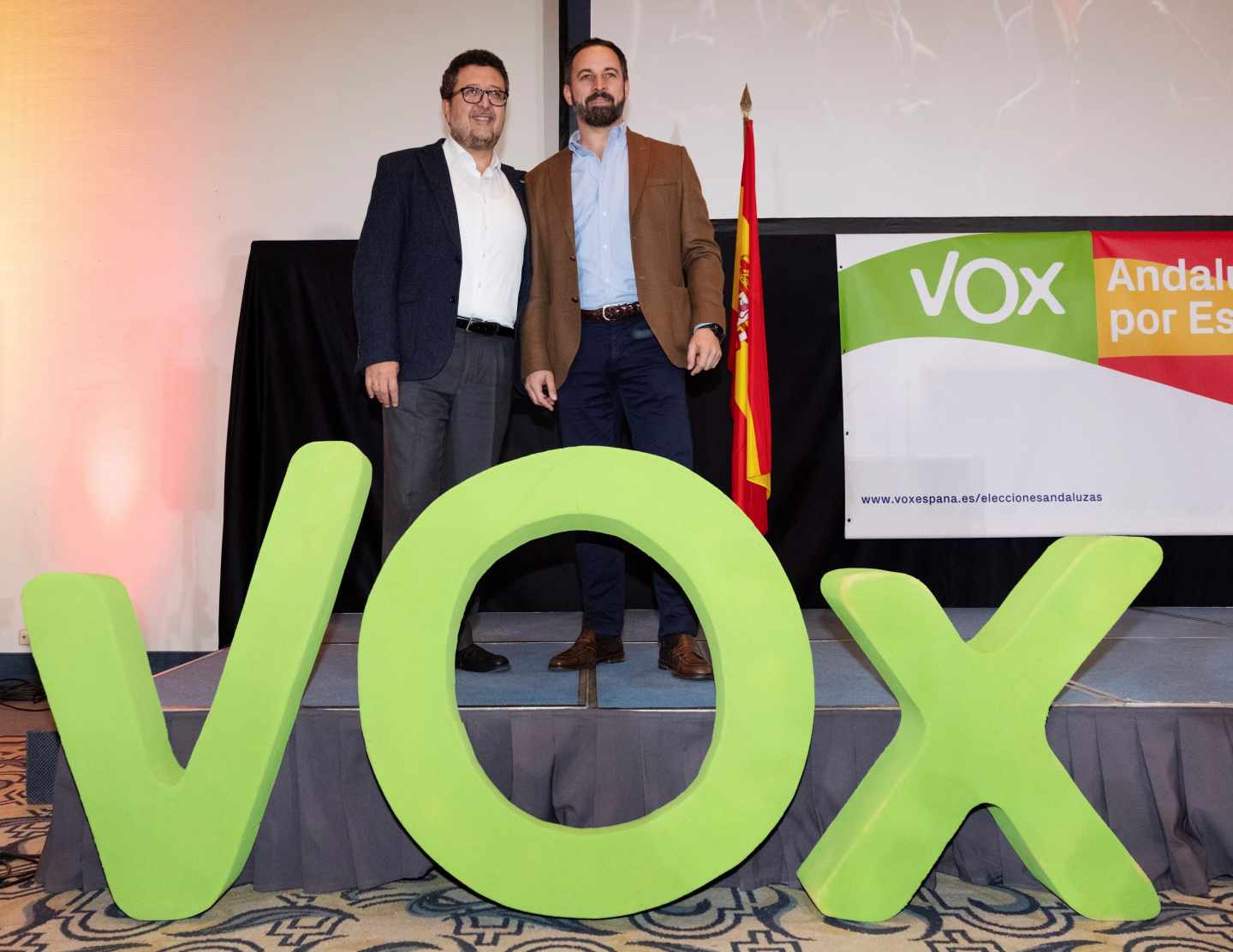 El presidente de Vox, Santiago Abascal, y el candidato a la presidencia de la Junta de Andalucía, Francisco Serrano.