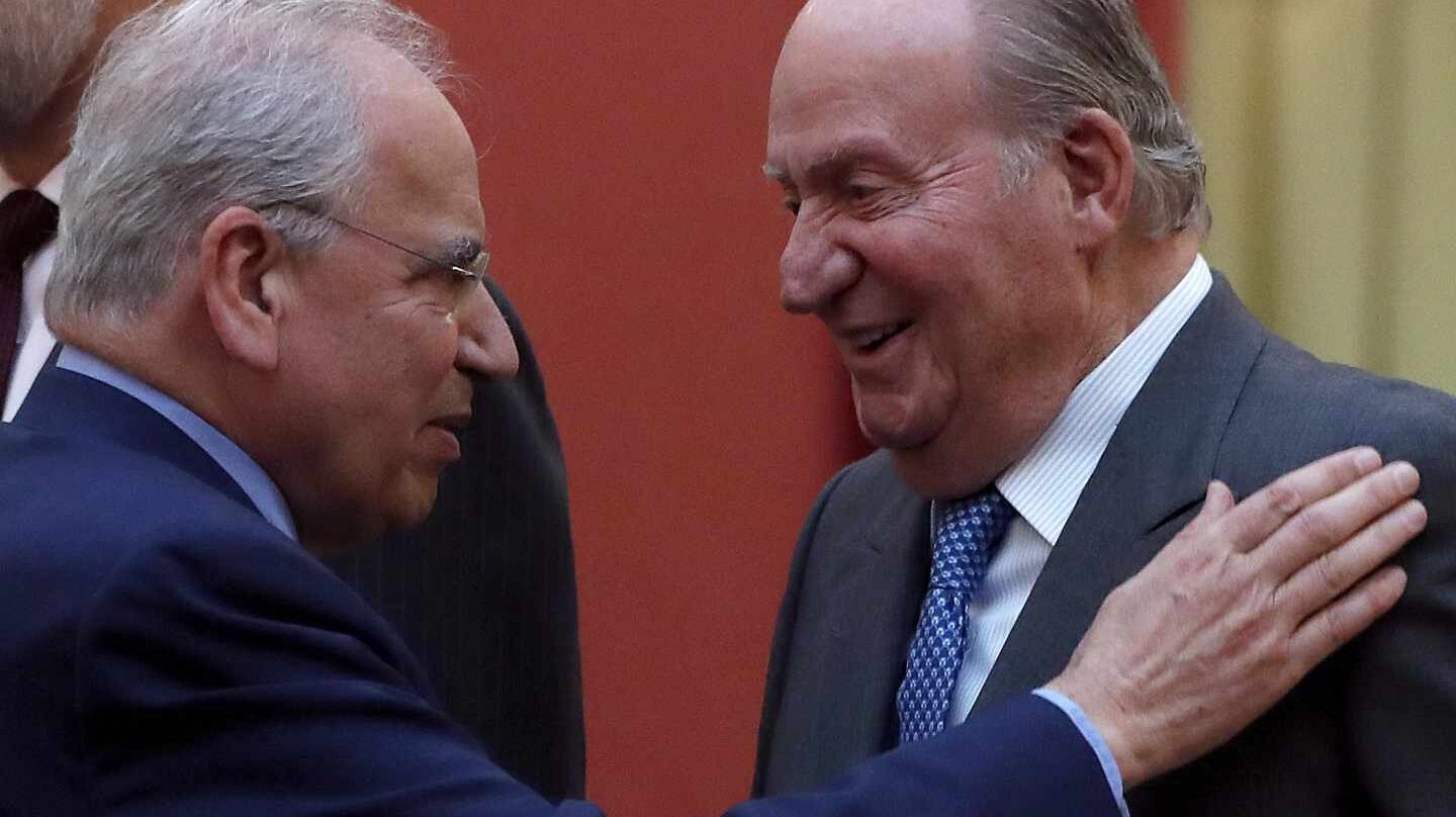 Alfonso Guerra y Don Juan Carlos, en el Palacio del Pardo.