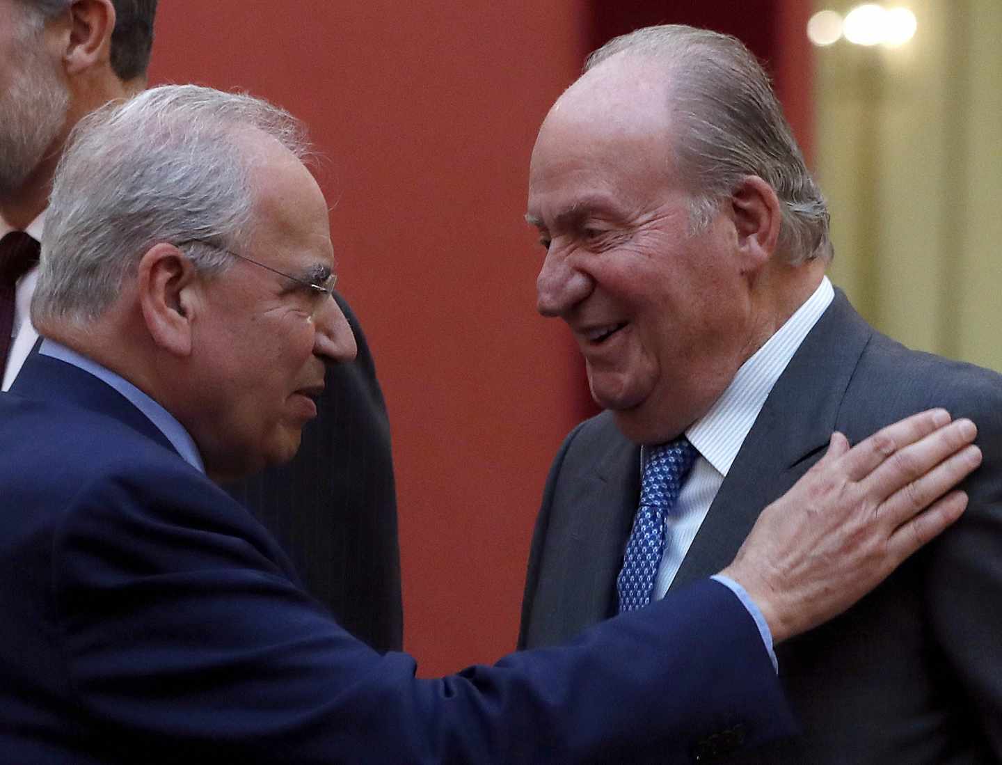 Alfonso Guerra y Don Juan Carlos, en el Palacio del Pardo.