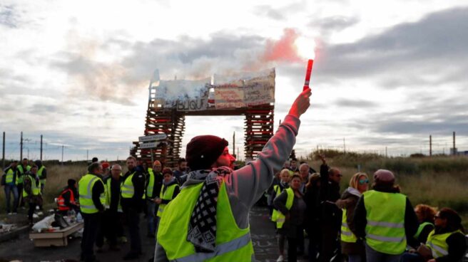 Manifestantes de los "chalecos amarillos" bloquean el acceso a una refinería de petróleo de Frontignan (Francia).