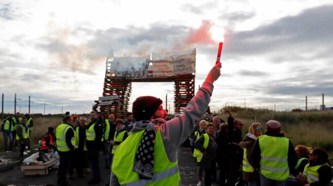 Manifestantes de los "chalecos amarillos" bloquean el acceso a una refinería de petróleo de Frontignan (Francia). Manifestantes de los "chalecos amarillos" bloquean el acceso a una refinería de petróleo de Frontignan (Francia).