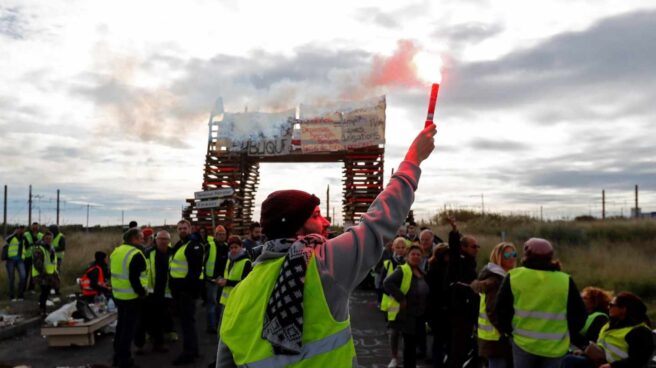 Macron cede ante los "chalecos amarillos" y aplaza la subida de los carburantes