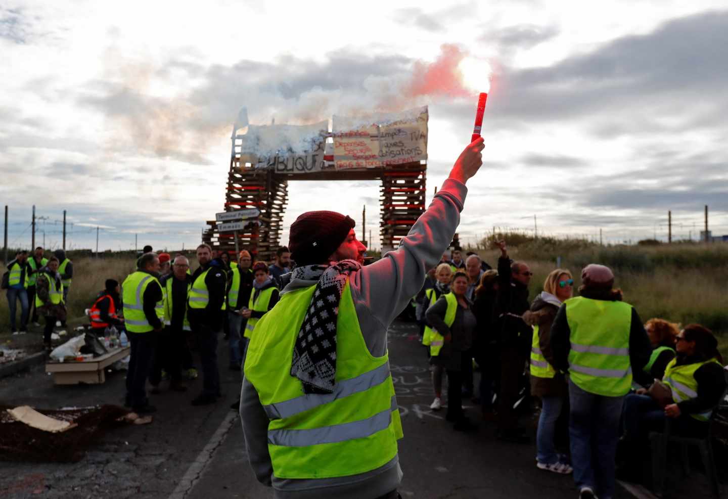 Manifestantes de los "chalecos amarillos" bloquean el acceso a una refinería de petróleo de Frontignan (Francia).