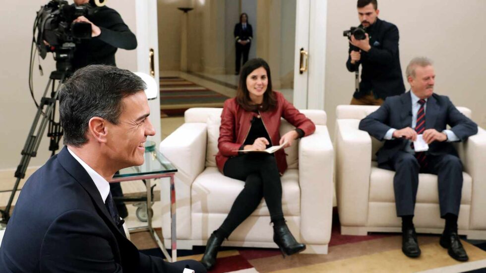 El presidente del Gobierno, Pedro Sánchez (d), durante la entrevista con varias televisiones, entre ellas EFETV, con motivo del 40 aniversario de la Constitución.