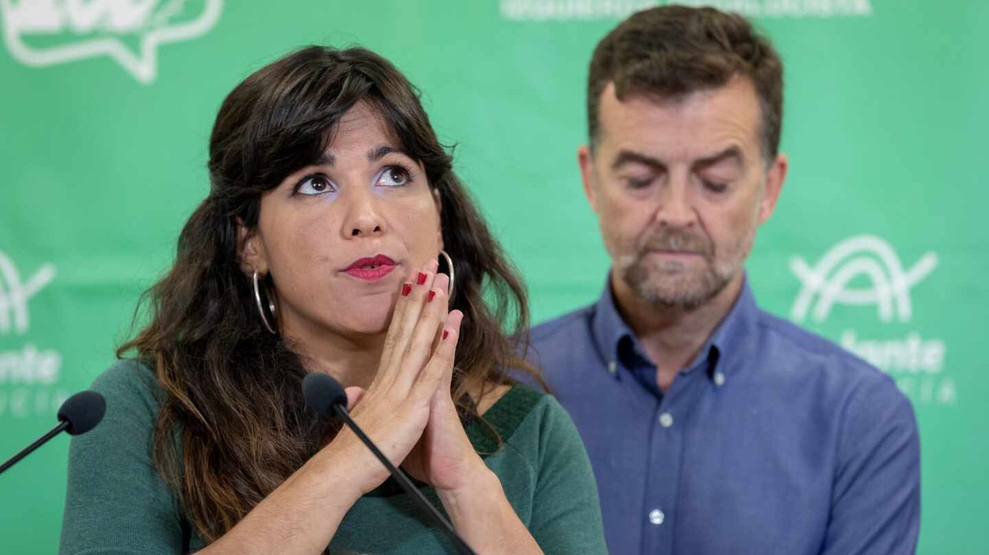 Antonio Maillo, de IU-Andalucía, y la candidata de Adelante Andalucía, Teresa Rodríguez.