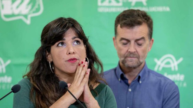 Antonio Maillo, de IU-Andalucía, y la candidata de Adelante Andalucía, Teresa Rodríguez.