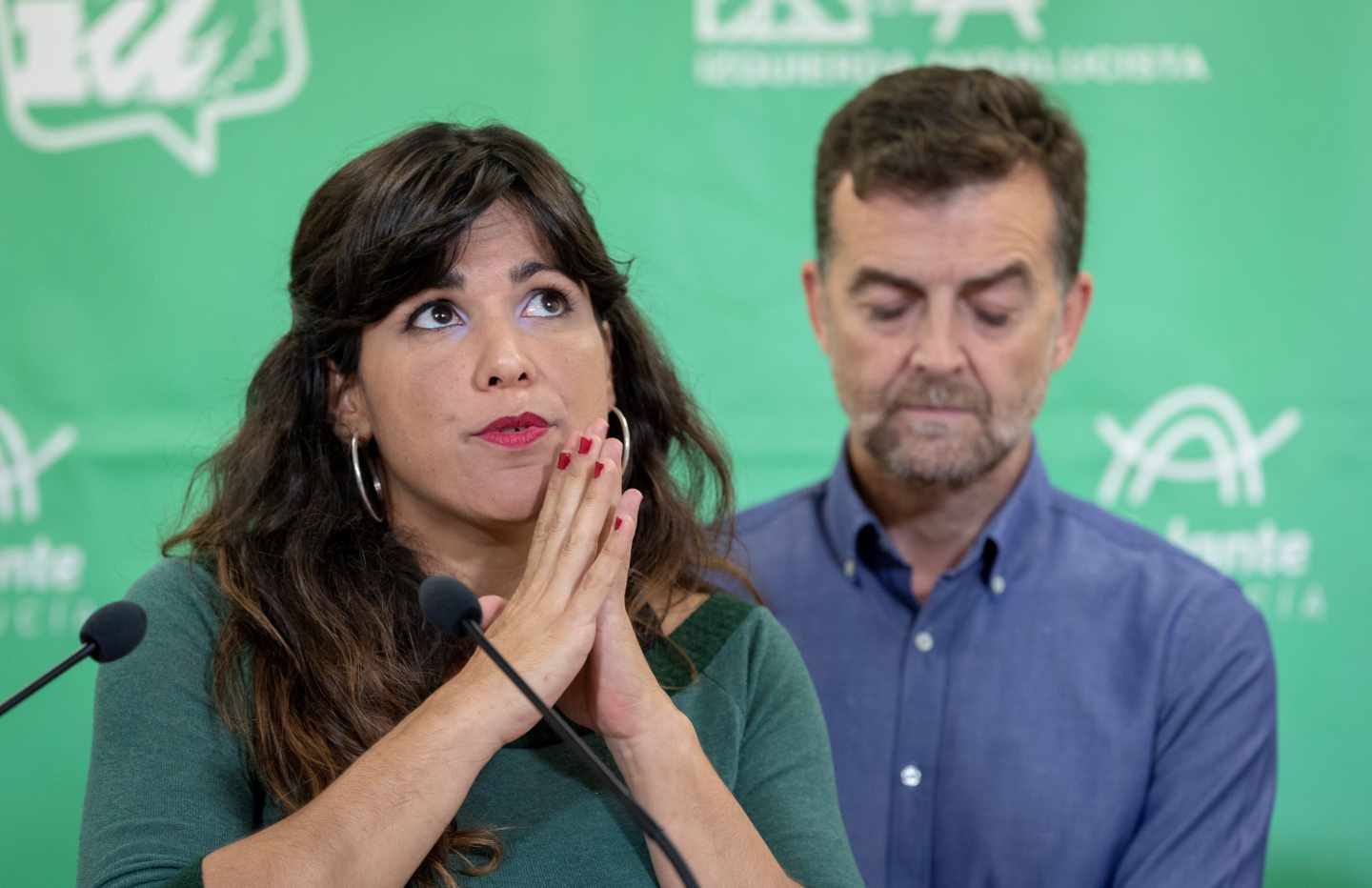 Antonio Maillo, de IU-Andalucía, y la candidata de Adelante Andalucía, Teresa Rodríguez.