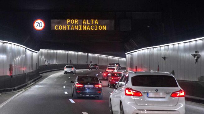 Uno de los túneles de la M-30 de Madrid, con avisos por la contaminación.