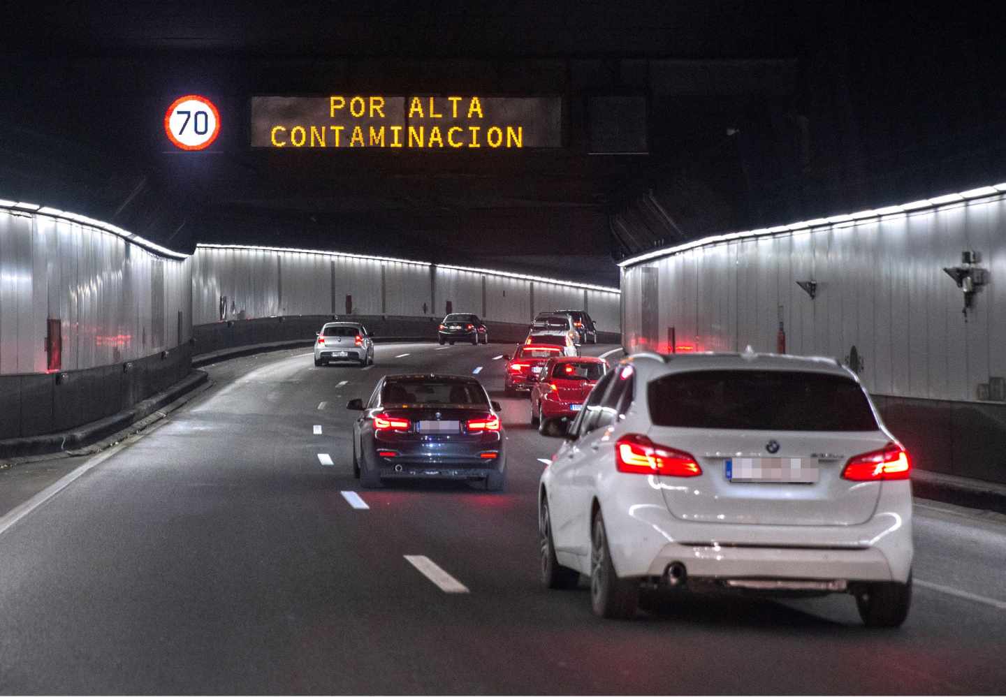 Uno de los túneles de la M-30 de Madrid, con avisos por la contaminación.