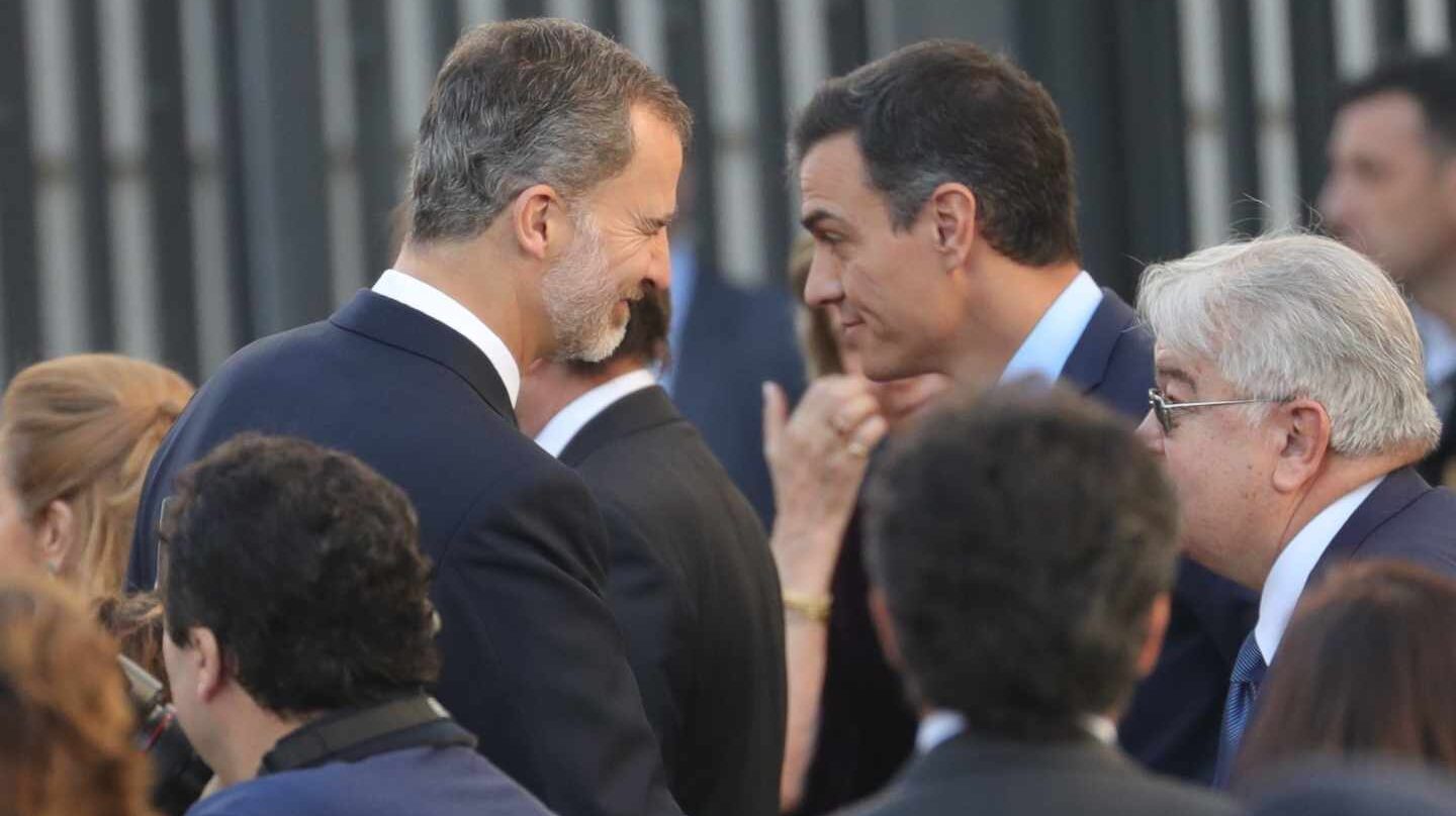 Pedro Sánchez habla con el Rey durante los actos de celebración del 40 aniversario de la Constitución