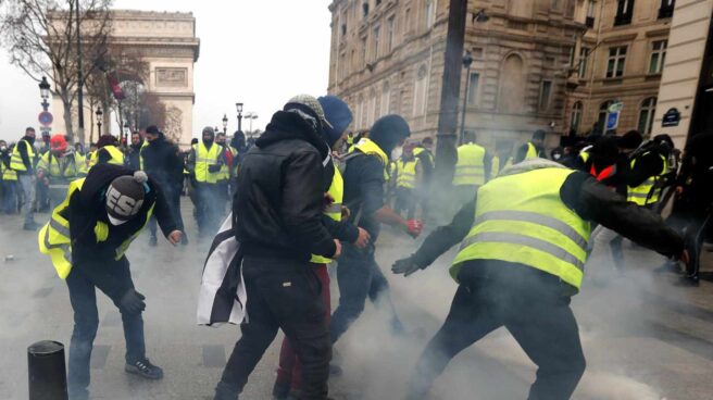 Cargas contra los chalecos amarillos.