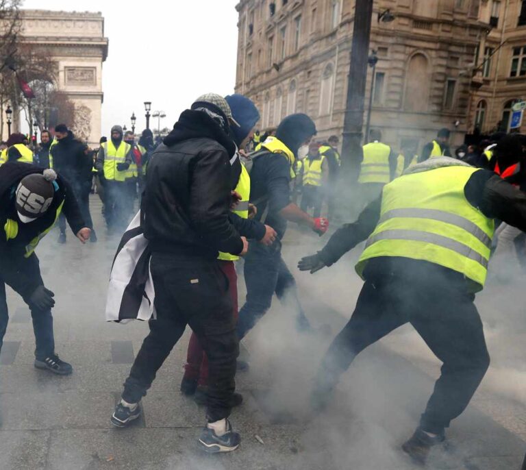 Al menos 135 heridos y más de 1.700 detenidos en las protestas de los "chalecos amarillos" en Francia