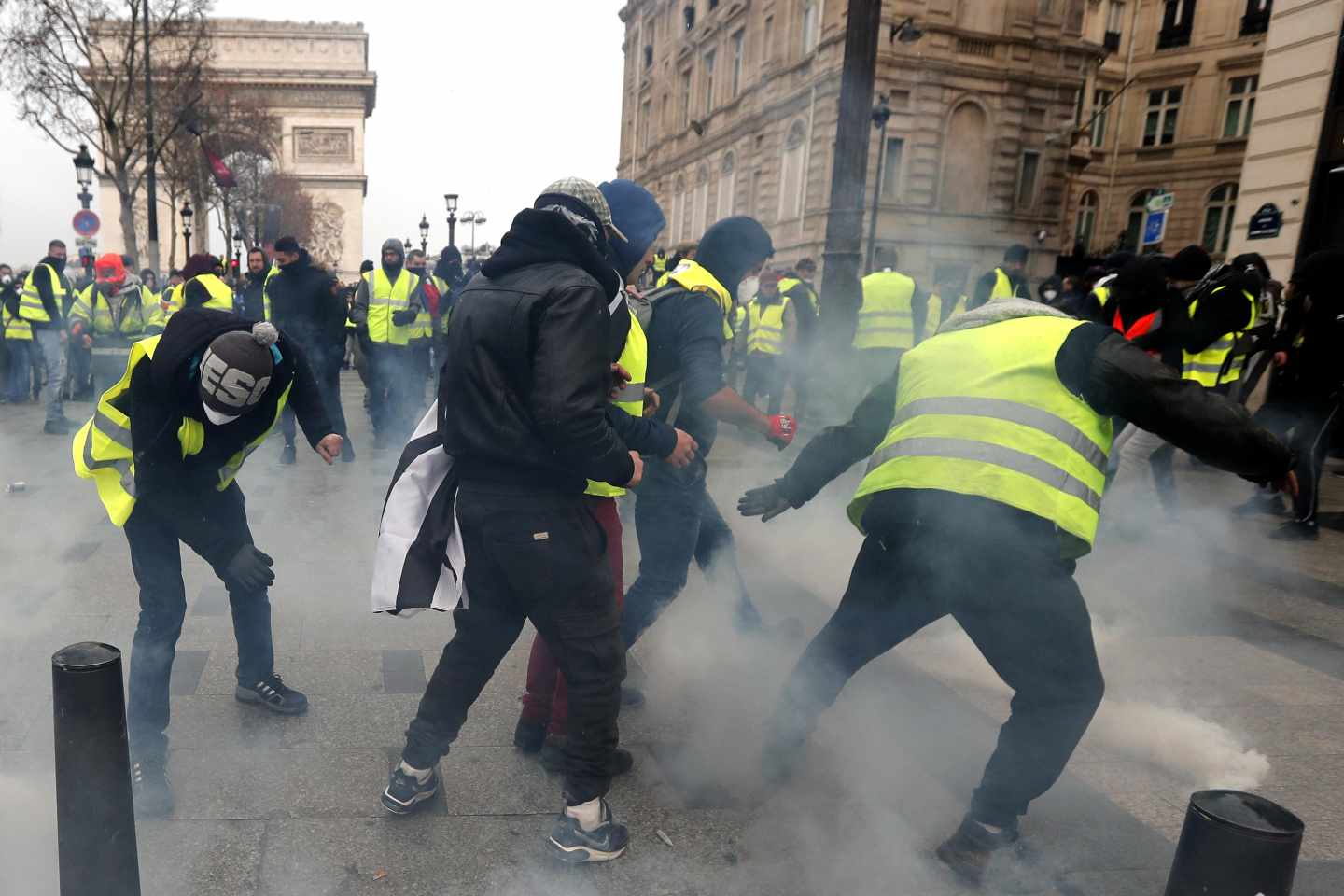 Cargas contra los chalecos amarillos.