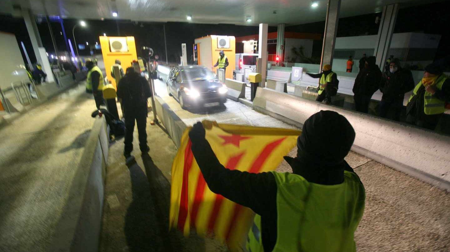 Un grupo de los Comités de Defensa de la República (CDR) levantan las barreras en la salida de la AP-7.