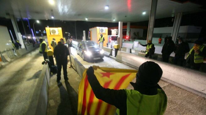 Un grupo de los Comités de Defensa de la República (CDR) levantan las barreras en la salida de la AP-7.