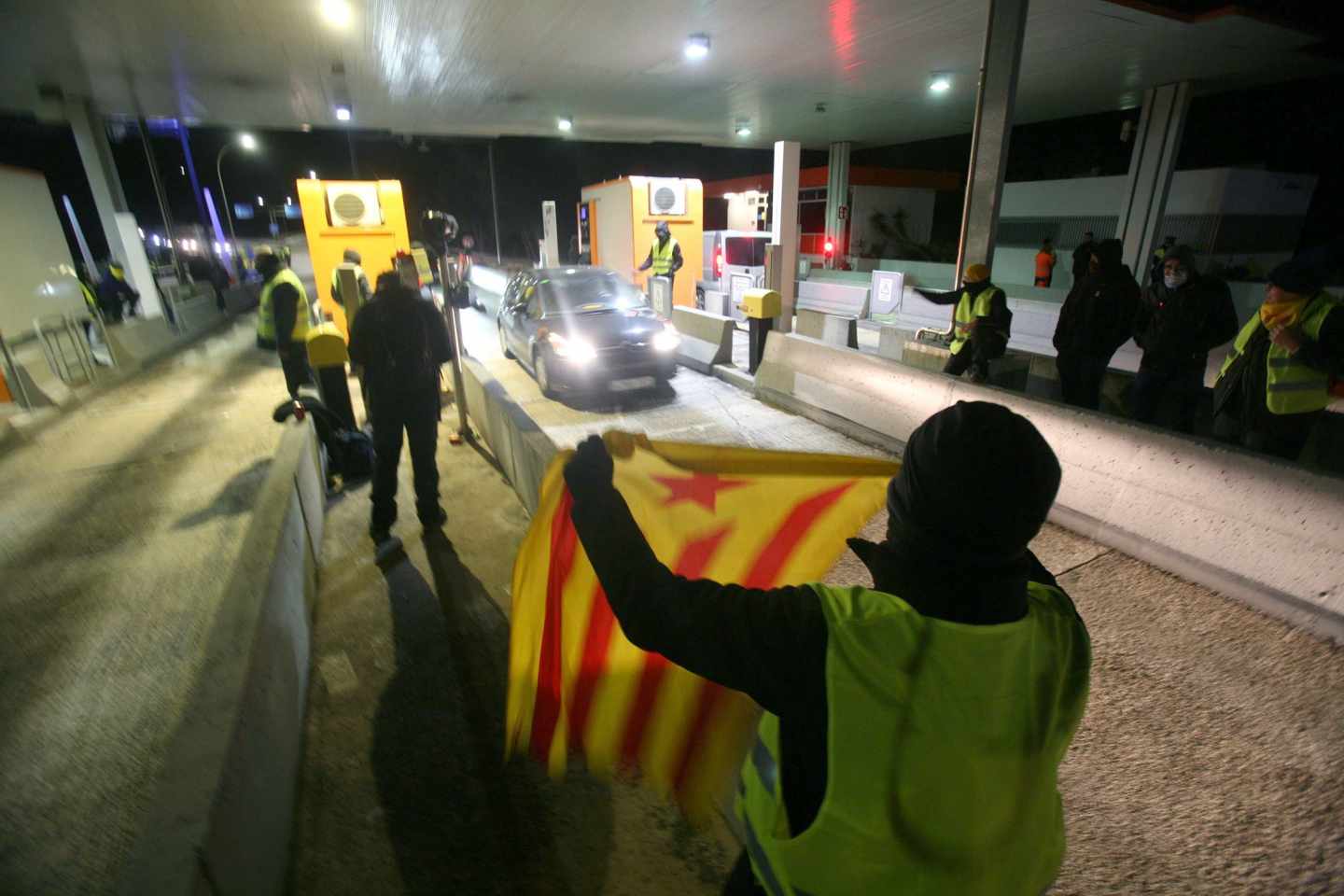 Un grupo de los Comités de Defensa de la República (CDR) levantan las barreras en la salida de la AP-7.