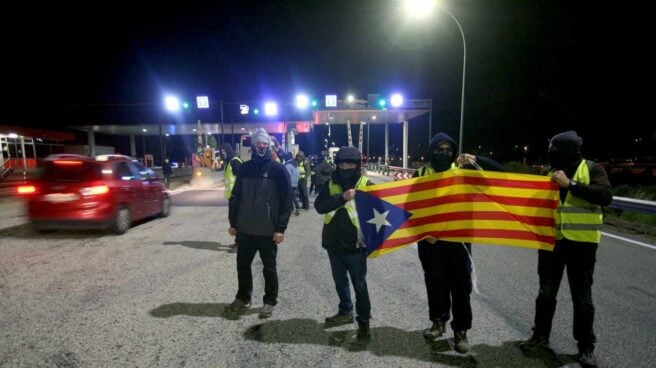 Un grupo de los Comités de Defensa de la República (CDR) levantan las barreras en la salida de la AP-7 en el peaje de L'Hospitalet de L'Infant, coincidiendo con las horas centrales de la operación retorno por el puente de la Constitución.