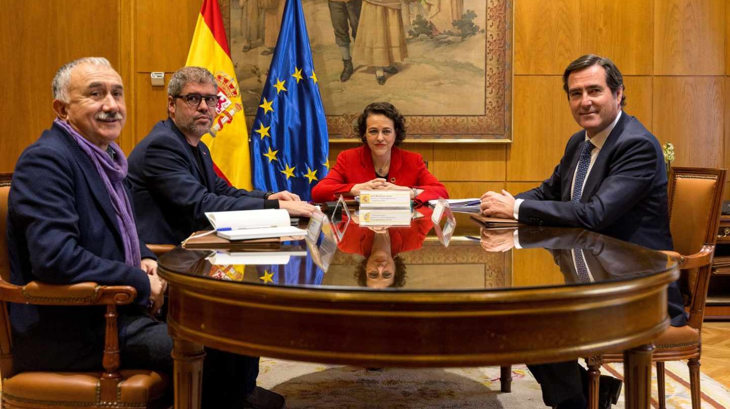 La ministra de Trabajo, Magdalena Valerio, junto a los secretarios generales de UGT y CCOO, Pepe Álvarez y Unai Sordo, y el presidente de CEOE, Antonio Garamendi.