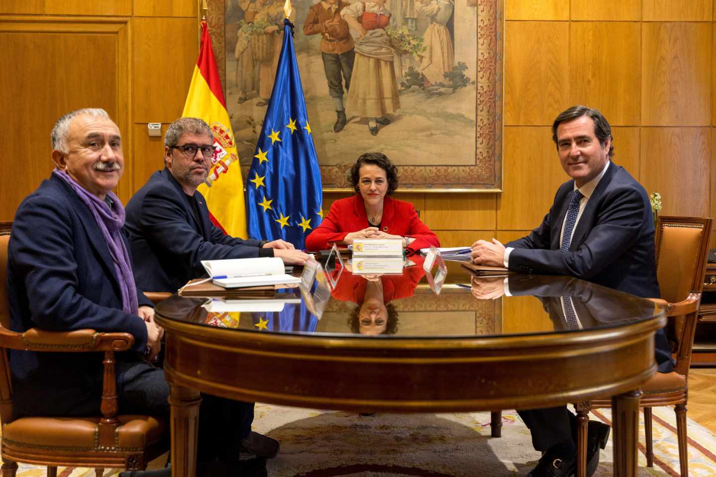 La ministra de Trabajo, Magdalena Valerio, junto a los secretarios generales de UGT y CCOO, Pepe Álvarez y Unai Sordo, y el presidente de CEOE, Antonio Garamendi.