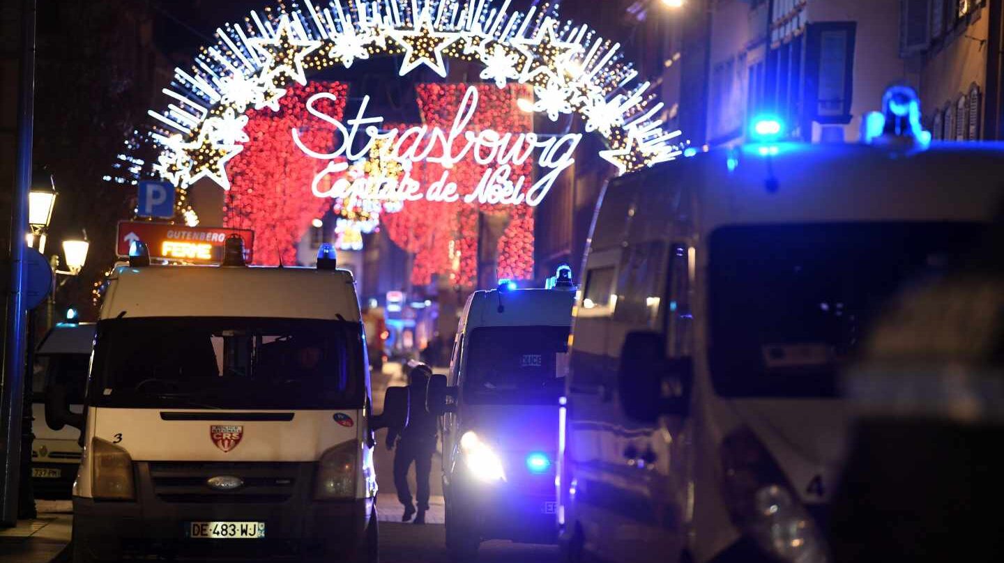 Vehículos policiales en el centro de Estrasburgo.