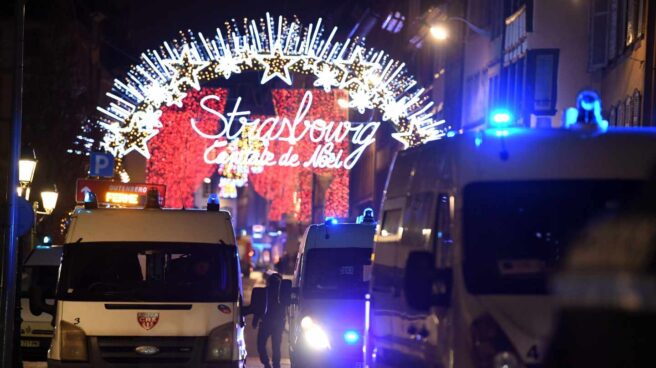 Vehículos policiales en el centro de Estrasburgo. Vehículos policiales en el centro de Estrasburgo.