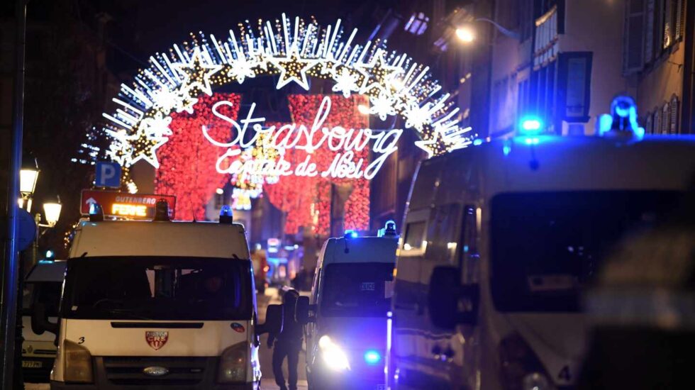 Vehículos policiales en el centro de Estrasburgo.