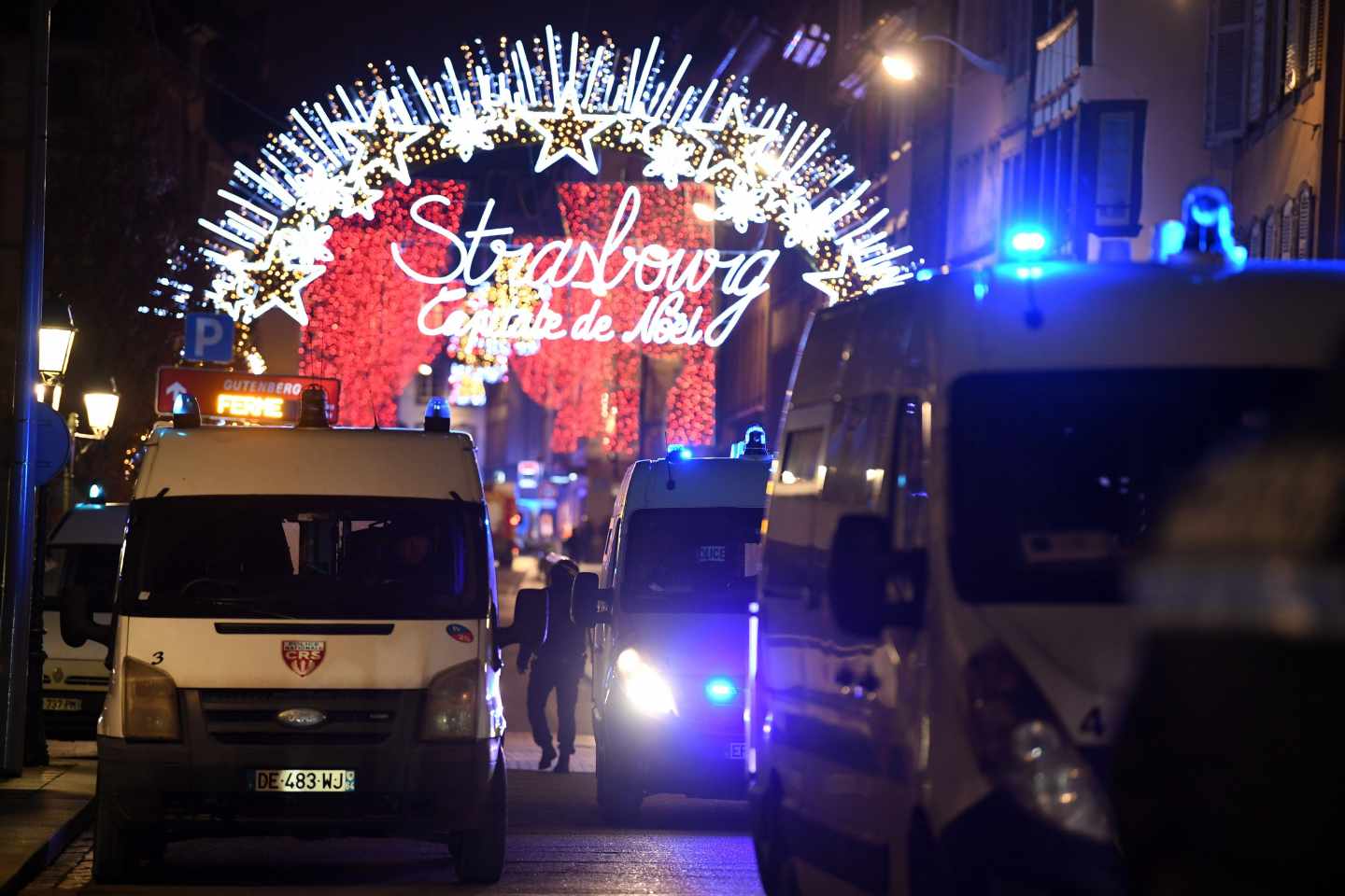 Vehículos policiales en el centro de Estrasburgo.