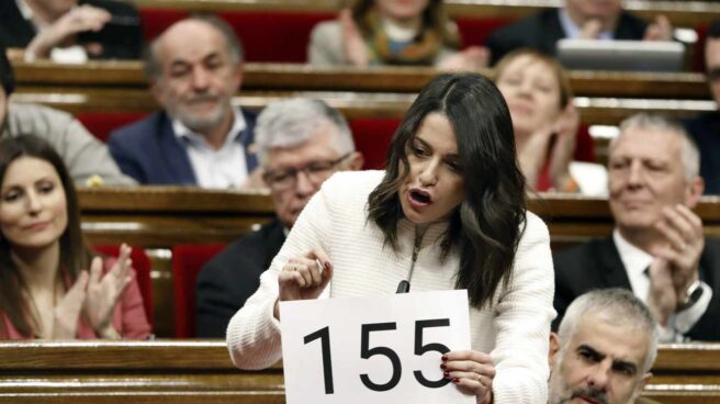 Inés Arrimadas enseña un cartel del 155 en el Parlament.