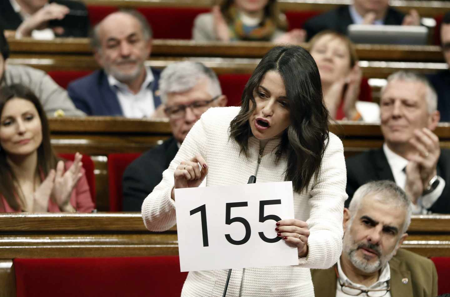 Inés Arrimadas enseña un cartel del 155 en el Parlament.