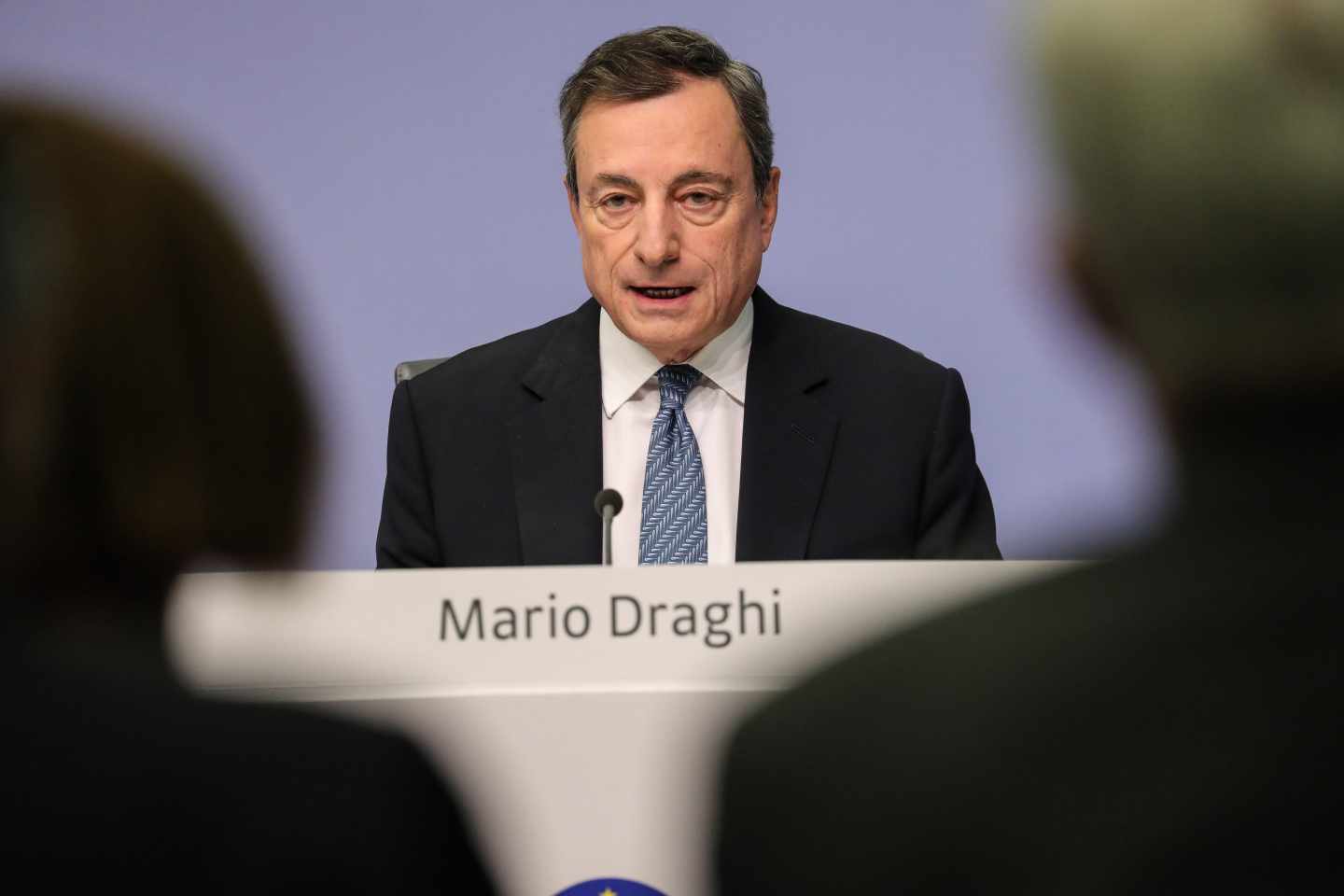 Draghi ve mayores riesgos para la Eurozona y recorta la previsión de crecimiento.