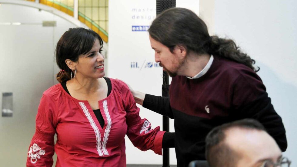 El líder de Podemos, Pablo Iglesias (d) y la coordinadora general de Podemos Andalucía, Teresa Rodríguez.