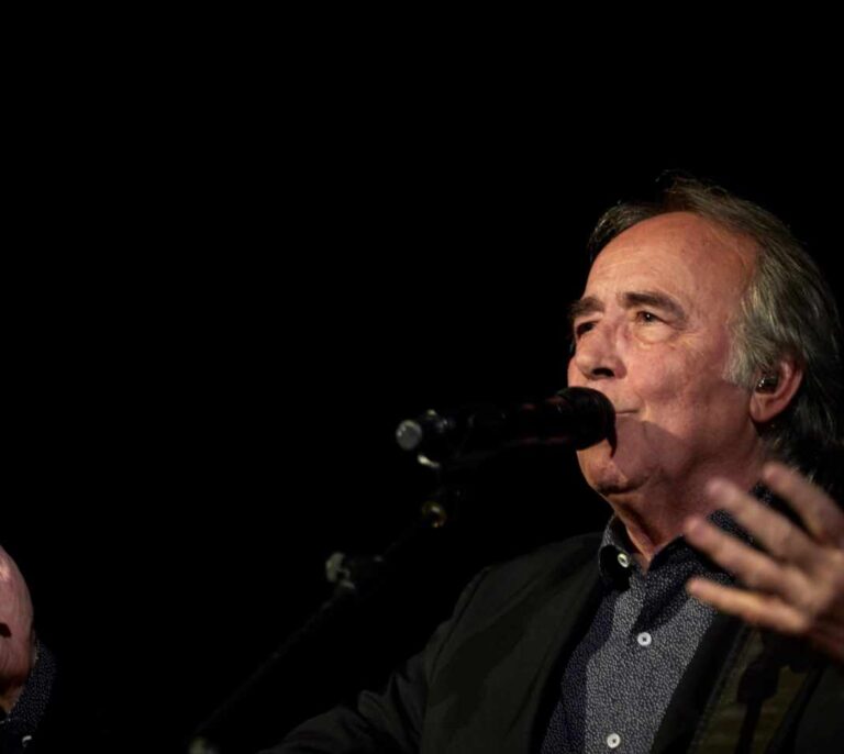 Serrat para un concierto al pedirle que cante en catalán: "Este disco es en castellano"