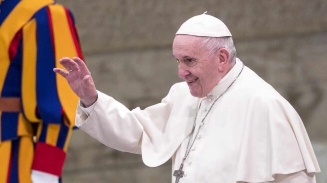 El Papa Francisco saluda en El Vaticano.