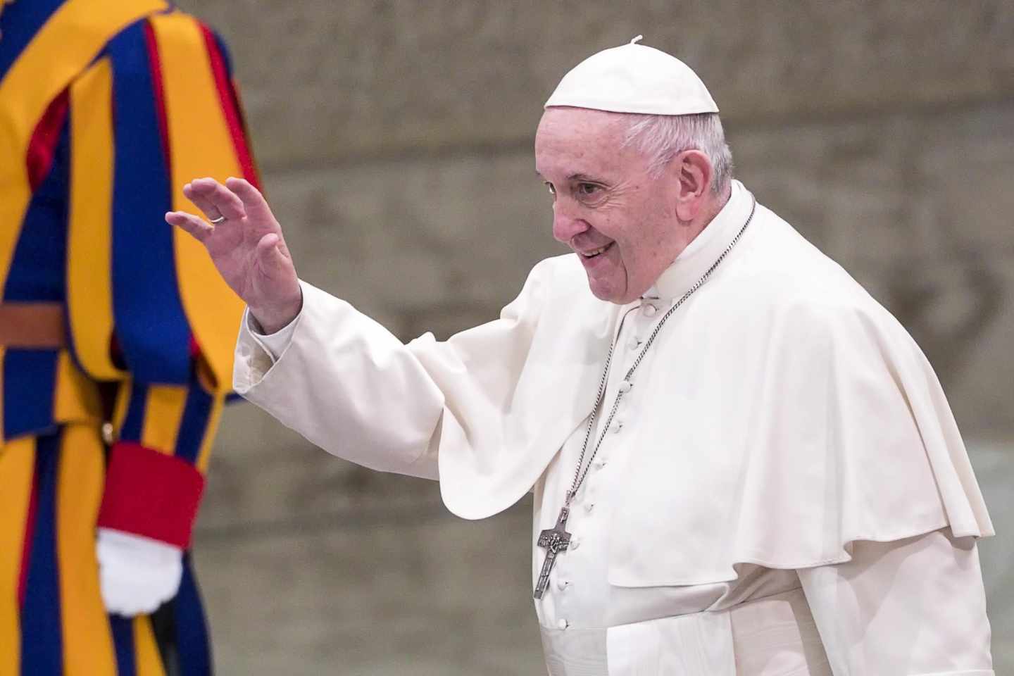 El Papa Francisco saluda en El Vaticano.