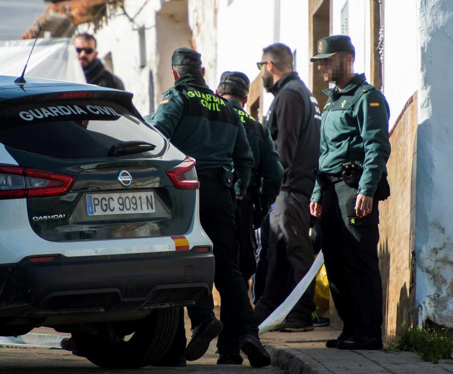 Vecinos de el Campillo (Huelva), han saltado el cordón policial para increpar a Bernardo Montoya, el autor confeso de la muerte de la joven zamorana de 26 años Laura Luelmo, a su llegada a dicho municipio, concretamente a su vivienda, acompañado por agentes de la Guardia Civil para realizar una reconstrucción de los hechos.