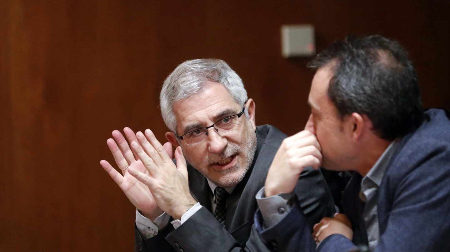 El líder de Izquierda Abierta, Gaspar Llamazares (i), conversa con el diputado de la coalición Ovidio Zapico (d).