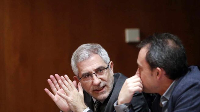 El líder de Izquierda Abierta, Gaspar Llamazares (i), conversa con el diputado de la coalición Ovidio Zapico (d).