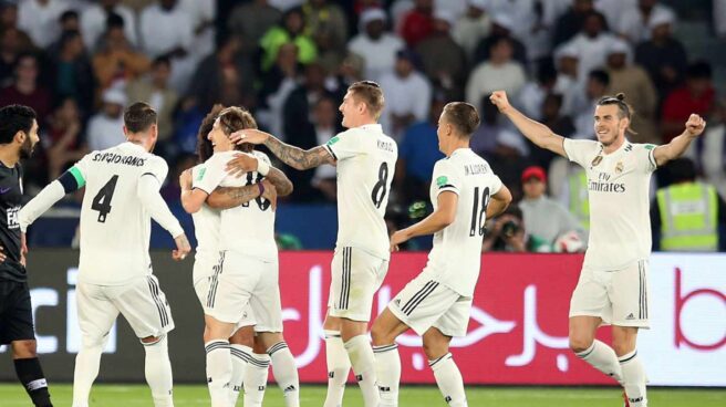 Los jugadores del Real Madrid felicitan a Modric en la final del Mundial de Clubes.