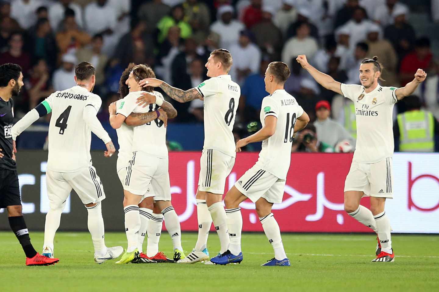 Los jugadores del Real Madrid felicitan a Modric en la final del Mundial de Clubes.