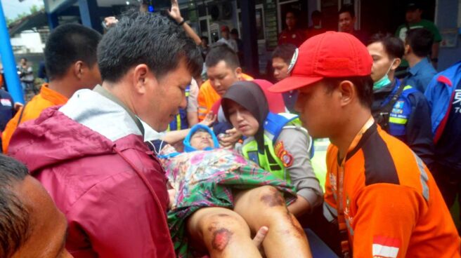 Un herido en Anyer por el tsunami de Indonesia.