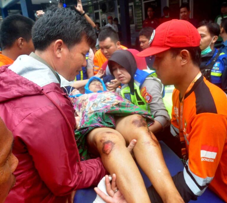 Un tsunami causa en Indonesia al menos 500 muertos y más de 1.000 heridos