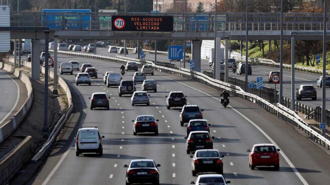 Coches circulando por la carretera de Madrid Una carretera de Madrid repleta de coches