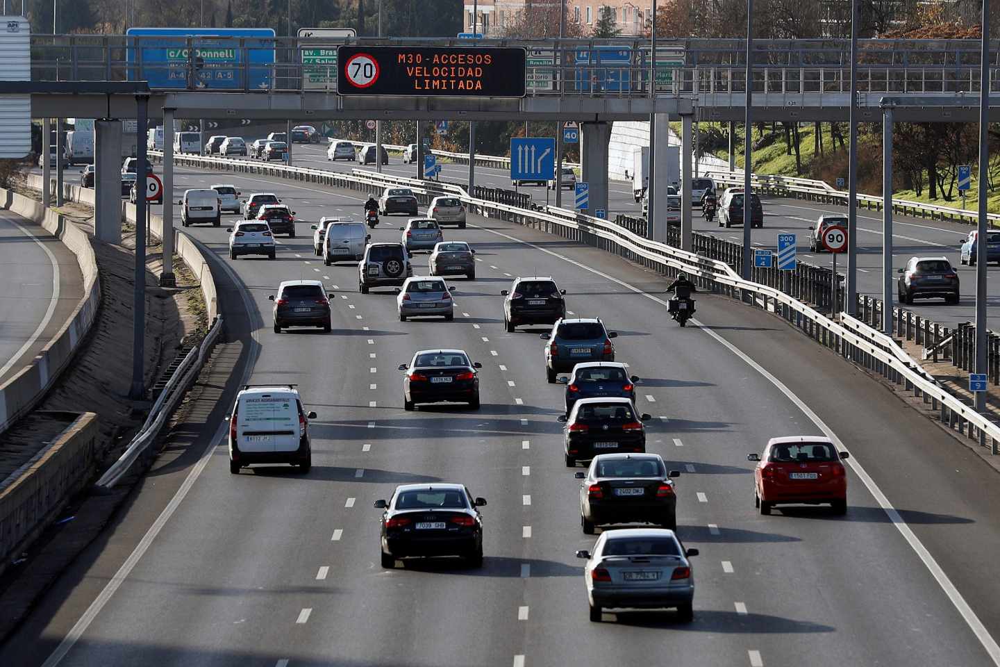 Una carretera de Madrid repleta de coches
