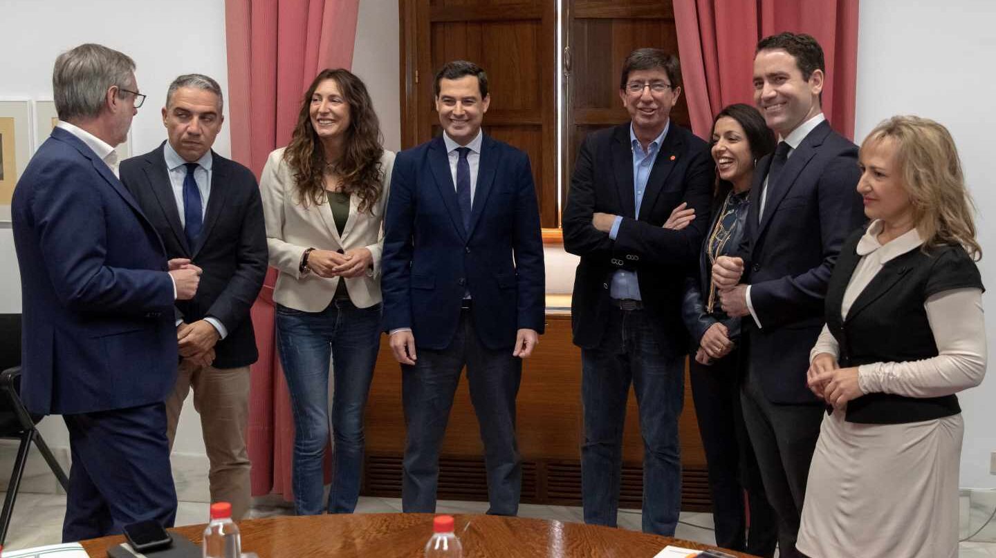 Los equipos negociadores del PP y de Ciudadanos, en el Parlamento andaluz.