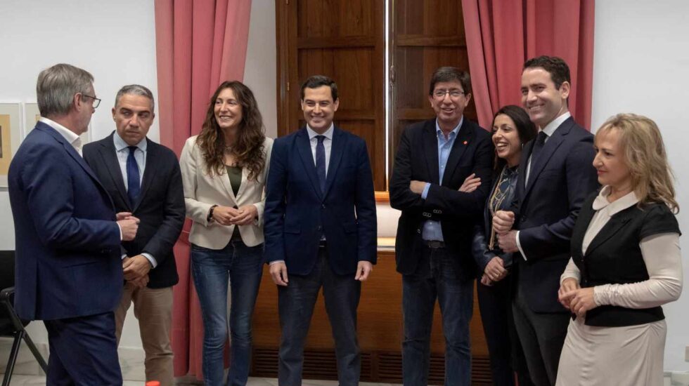 Los equipos negociadores del PP y de Ciudadanos, en el Parlamento andaluz.