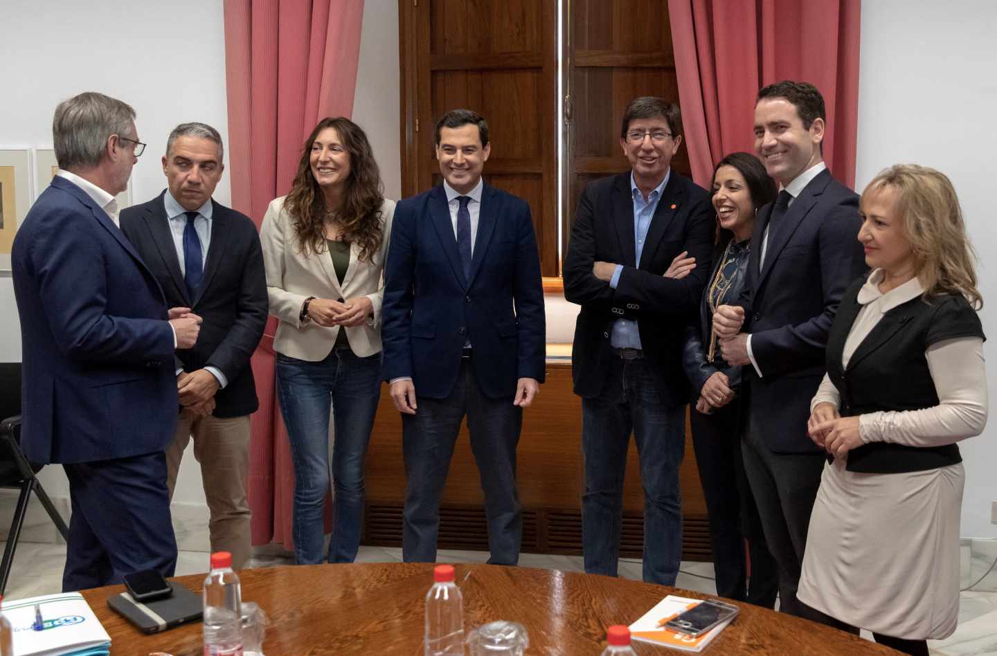 Los equipos negociadores del PP y de Ciudadanos, en el Parlamento andaluz.