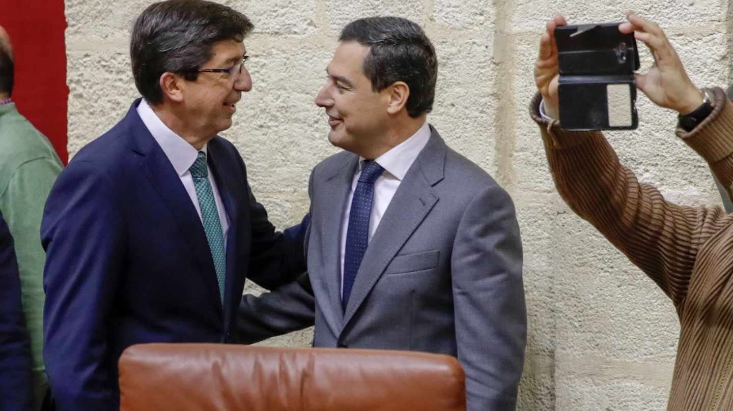 Juan Marín saluda a Juan Manuel Moreno Bonilla este jueves en el Parlamento.