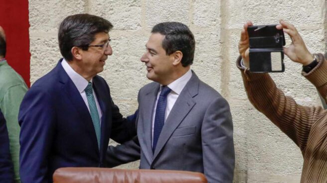 Juan Marín saluda a Juan Manuel Moreno Bonilla este jueves en el Parlamento.